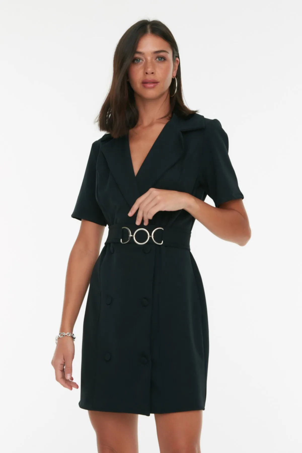 Trendyol Collection  Schwarzes, gewebtes Mini-Jackenkleid in A-Linie mit Gürtel TWOSS22EL2251