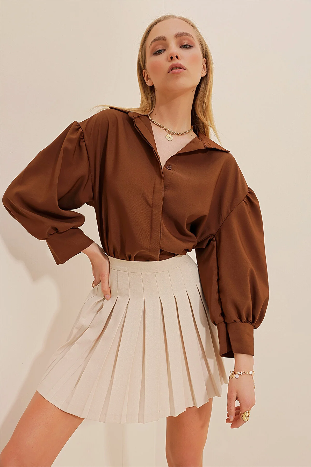 Trend Alaçatı Stili  Braunes Basic-Popeline-Hemd mit Ballonärmeln und versteckter Knopfleiste für Damen ALC-X9654