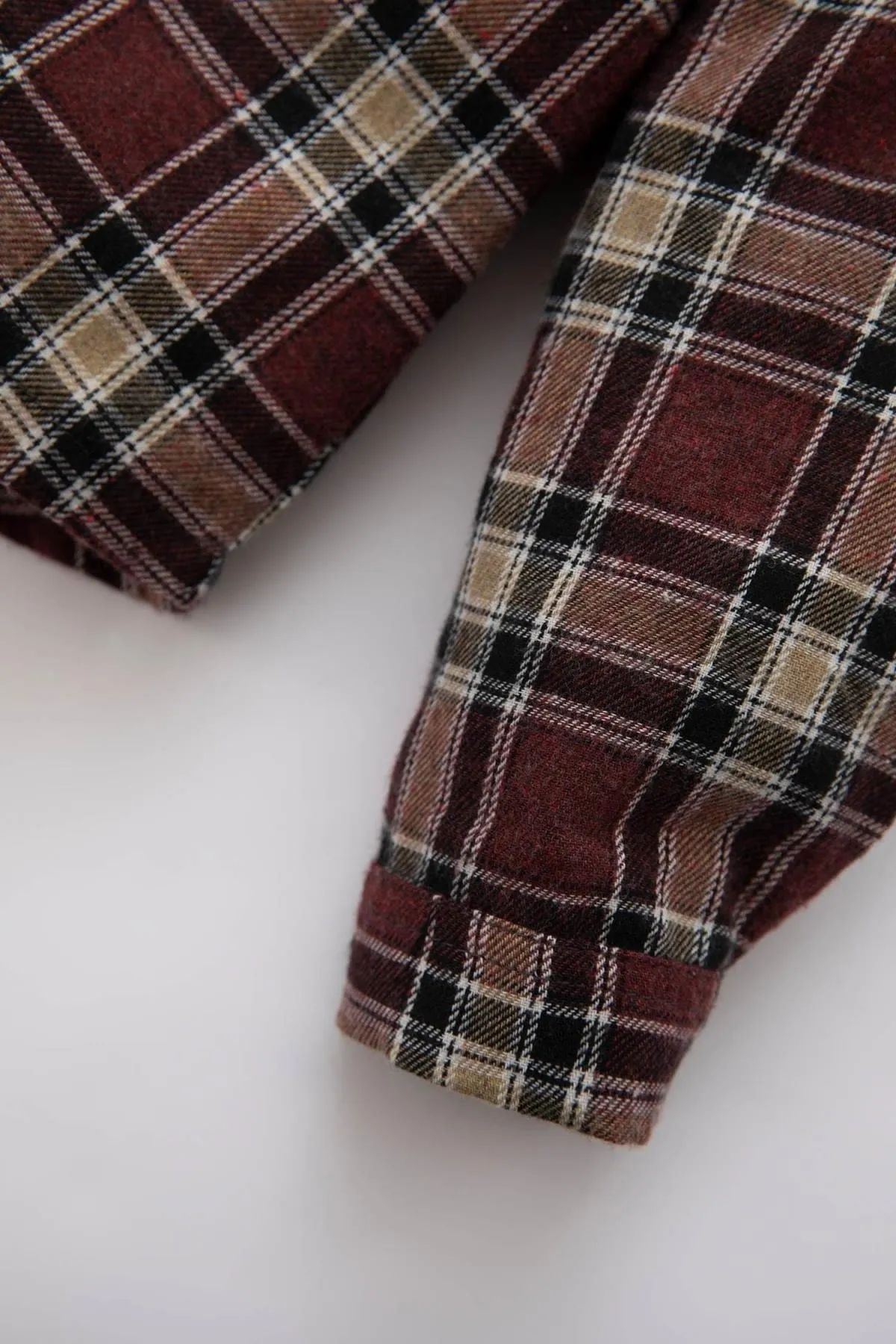 DeFacto  Zweiteiliges Flanell-Set mit kariertem Langarmshirt und Kapuze für Babys (Jungen).