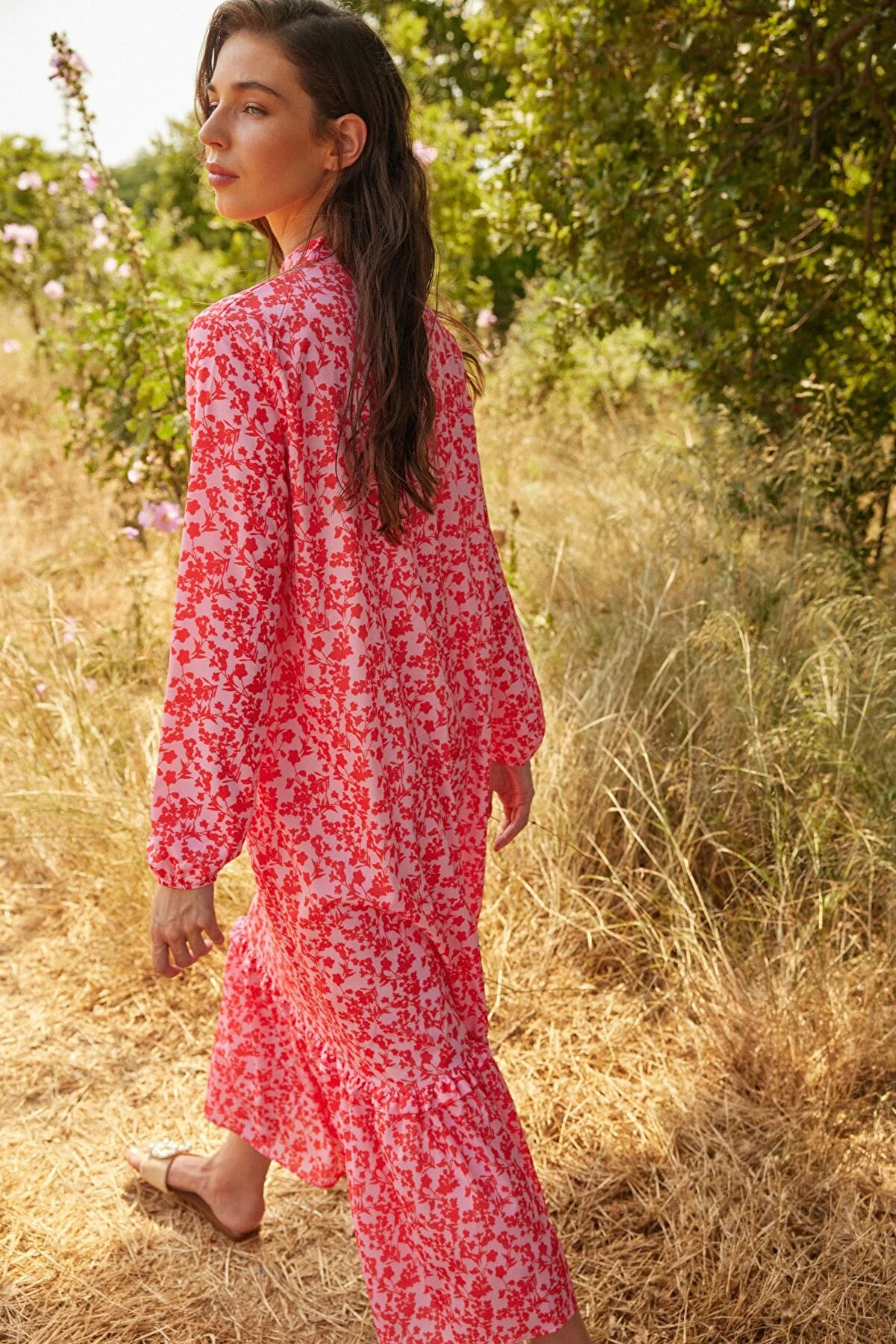 Trendyol Modest  Rotes, gewebtes Kleid mit Blumenmuster, halber Knopfleiste und Rüschenspitze, gefüttert TCTSS21EL3353