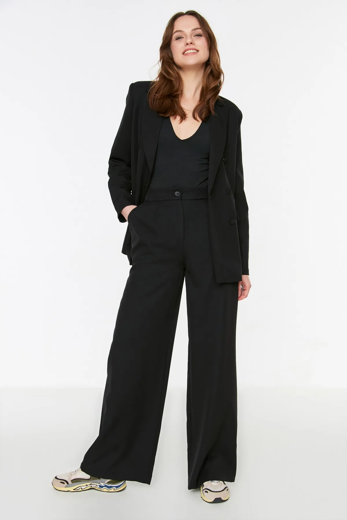 Trendyol Collection  Schwarze plissierte Webhose mit weitem Bein TWOSS21PL0189