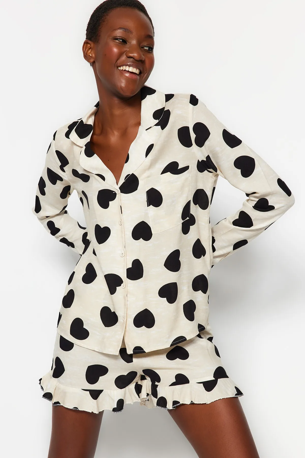 Trendyol Collection  Schwarzes Pyjama-Set aus Viskose mit Herzmuster und Hemd und Shorts THMAW21PT0043