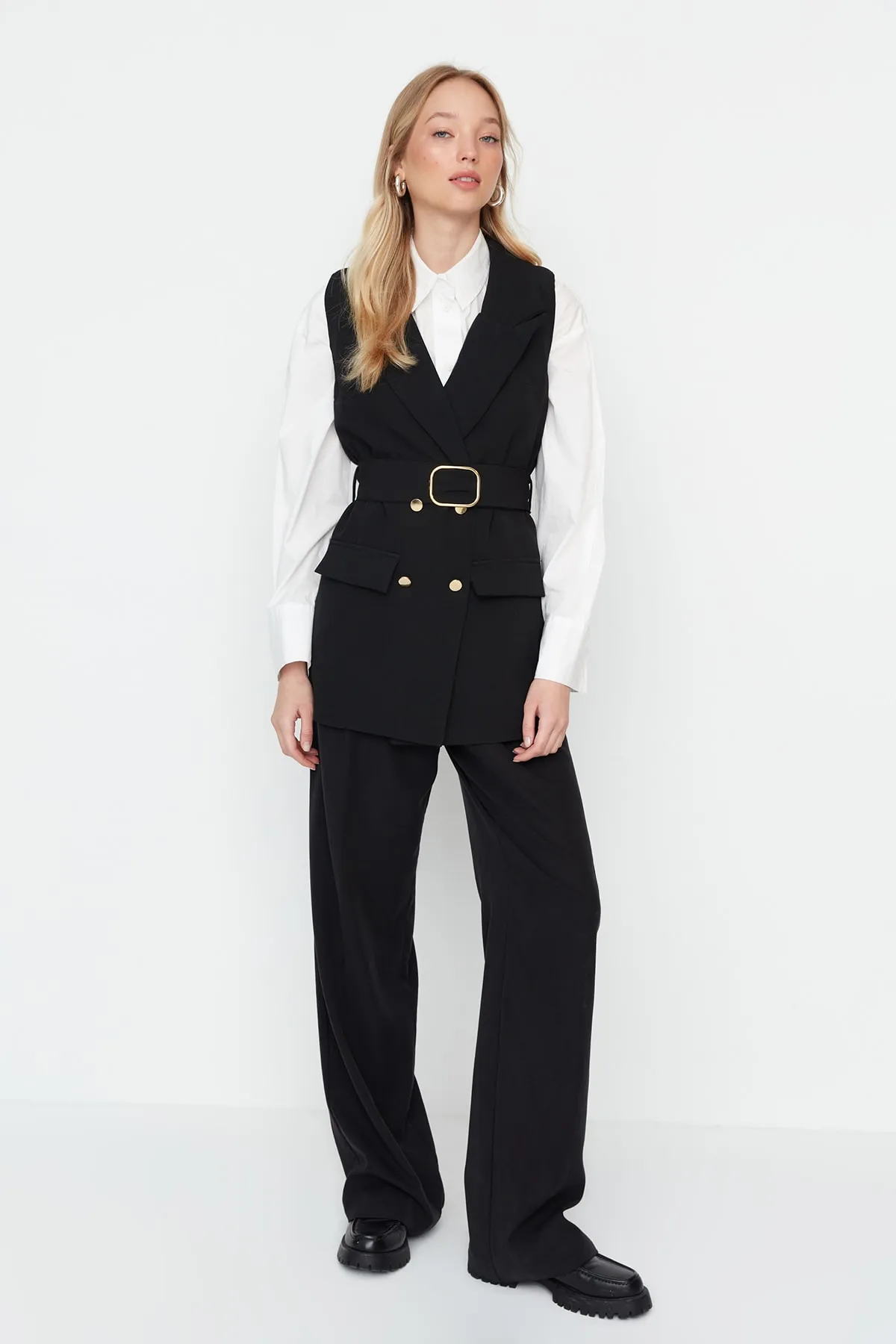 Trendyol Modest  Schwarze gewebte Weste mit Jackenkragen und Taillengürtel TCTAW23YL00014
