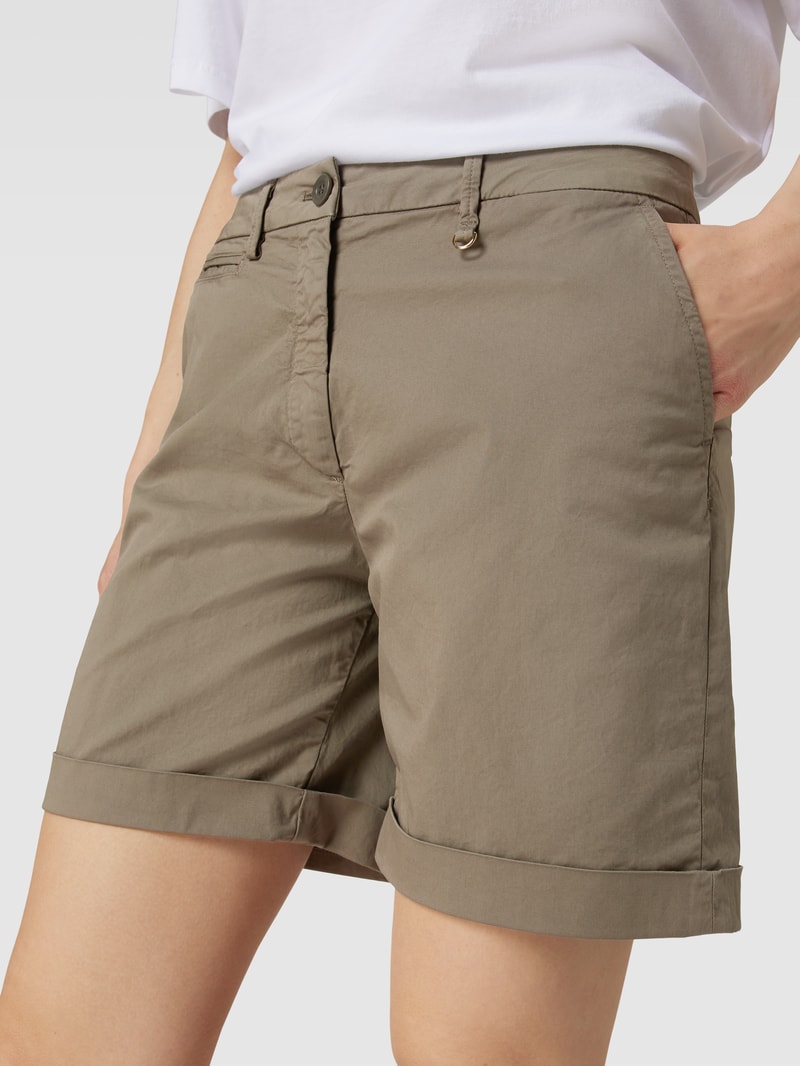 Straight Fit Bermuda mit Anhänger in metallic Modell 'JACQUELINE' in olivgrün