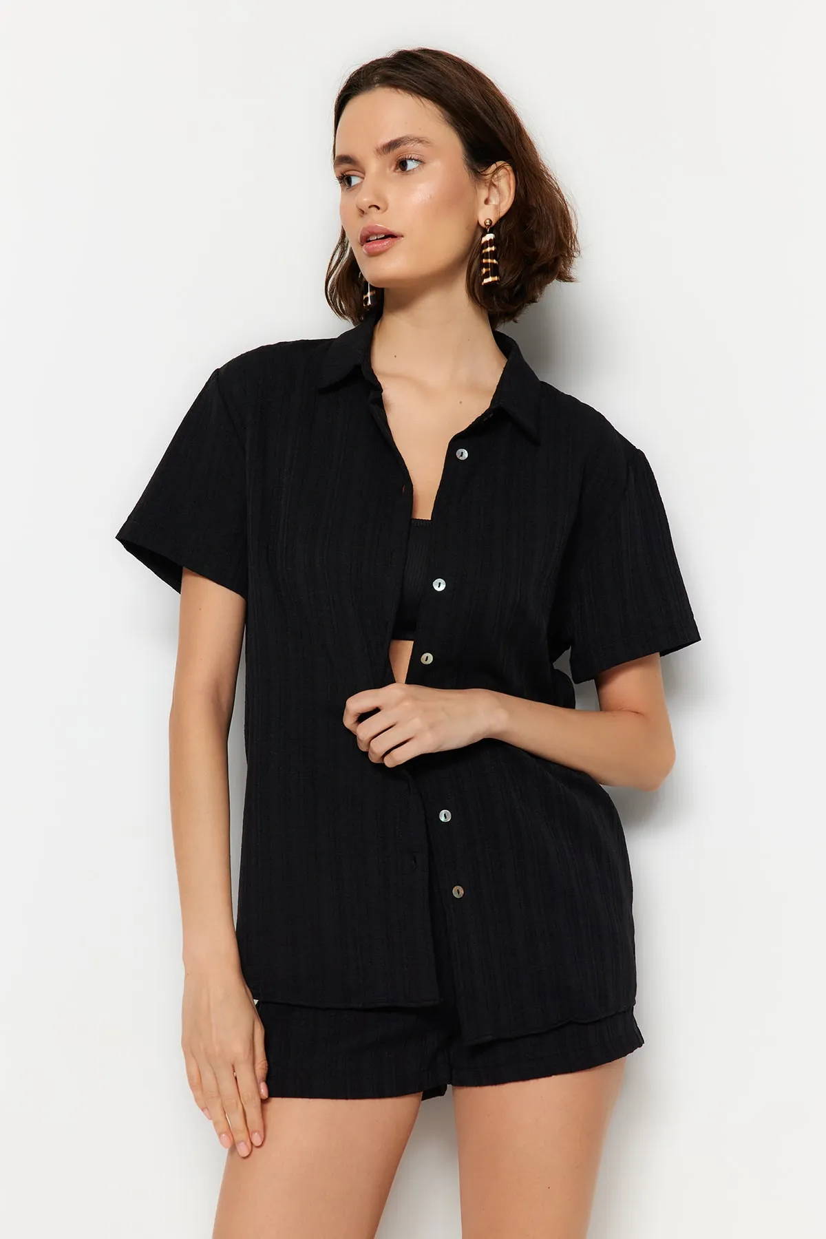 Trendyol Collection  Schwarzes Hemd-Shorts-Set aus gewebtem Leinengemisch TBESS23AU00054