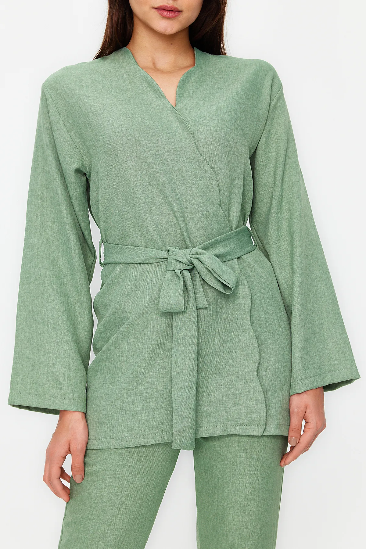 Trendyol Modest  Khakifarbenes Kimono-Hose-Set in Leinenoptik mit Gürtel, gewebter Unterteil und Oberteil TCTSS24US00005