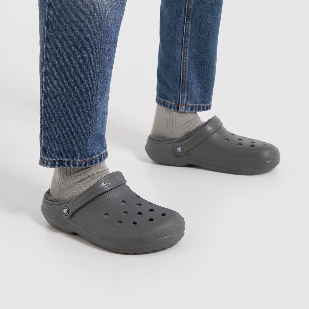 Crocs klasszikus bélelt klumpa szandál szürke színben