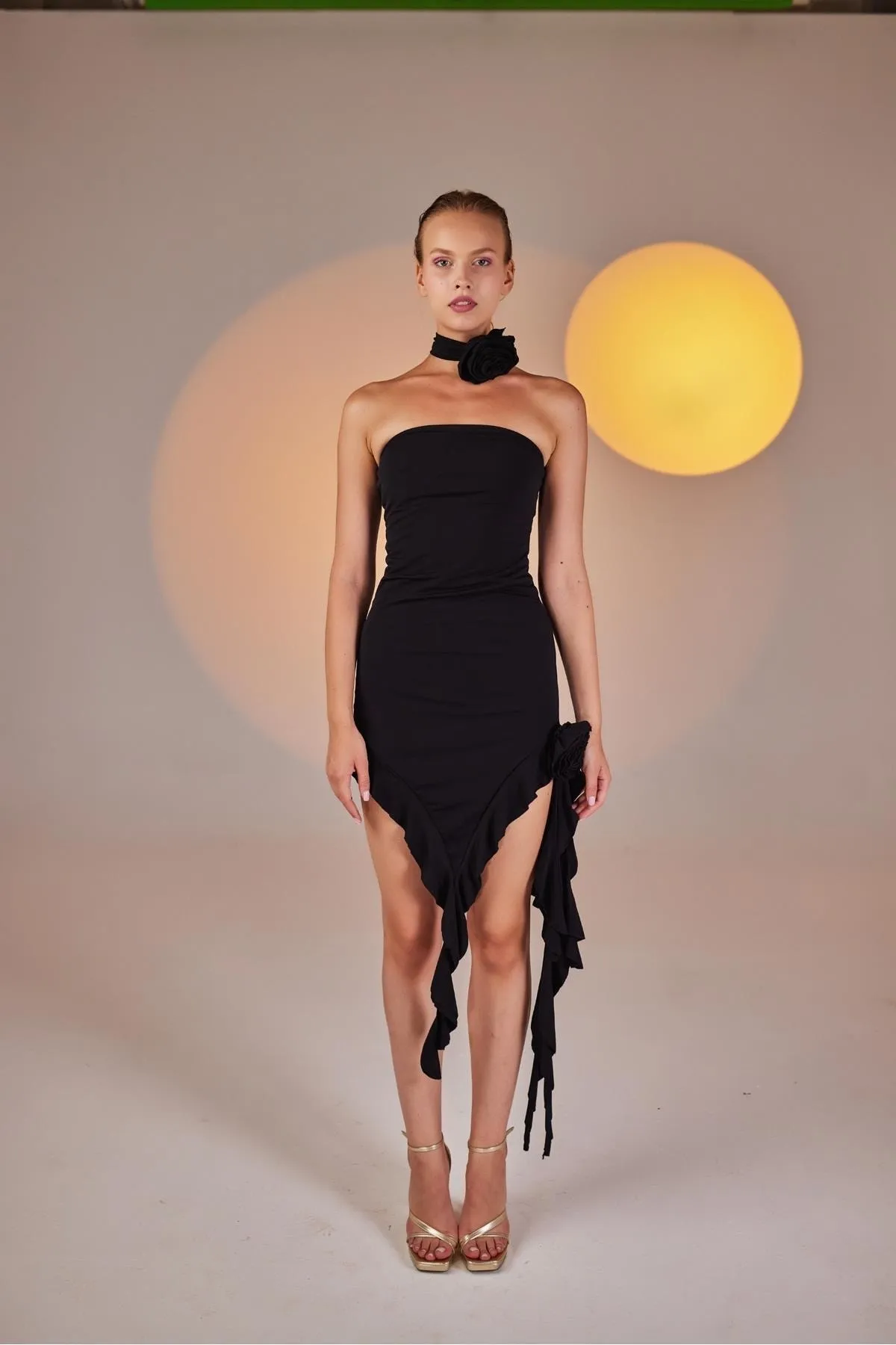 HOLLY LOLLY  Rosanna-Kleid mit Blumendetail und Rüschen in Schwarz