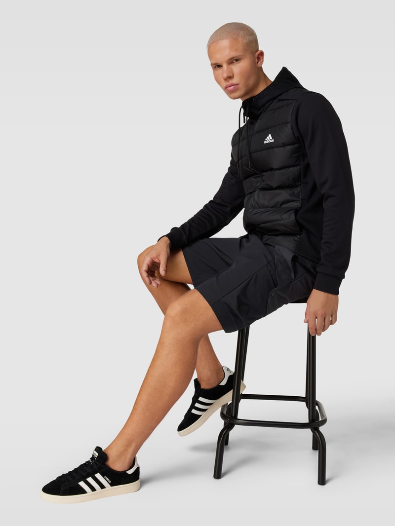 Shorts mit seitlichen Eingrifftaschen in schwarz