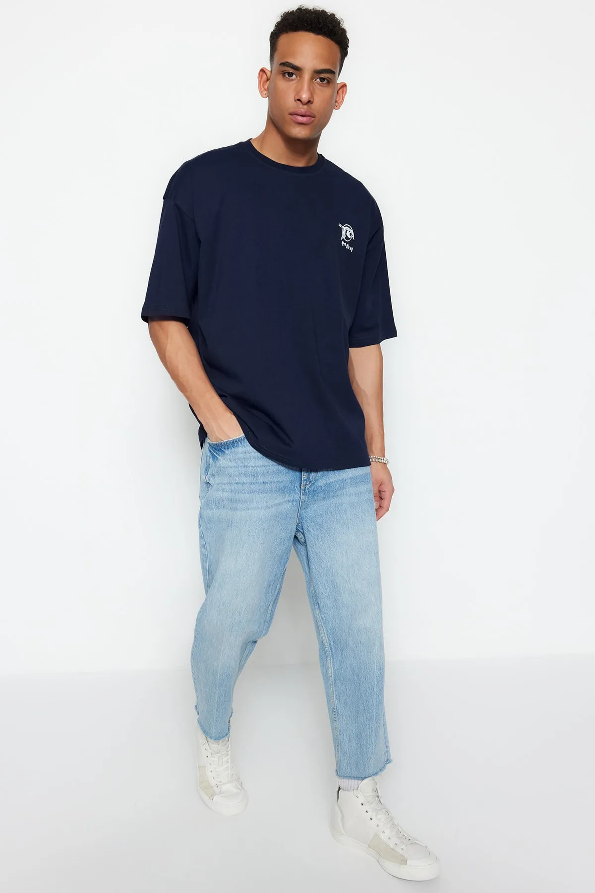Trendyol Collection  Marineblaues, übergroßes/weites T-Shirt mit Fernost-Aufdruck aus 100 % Baumwolle TMNSS23TS00170