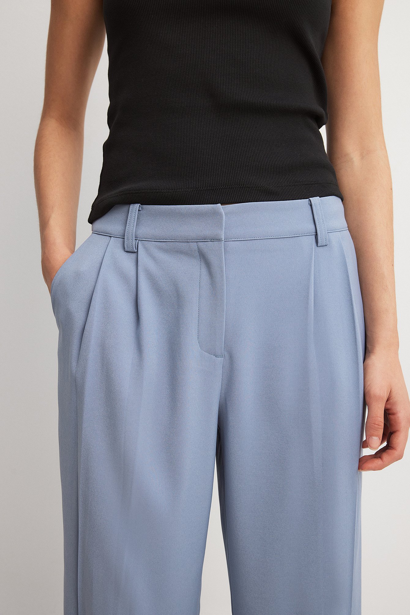 Anzughose mit niedriger Taille und Bundfalten
