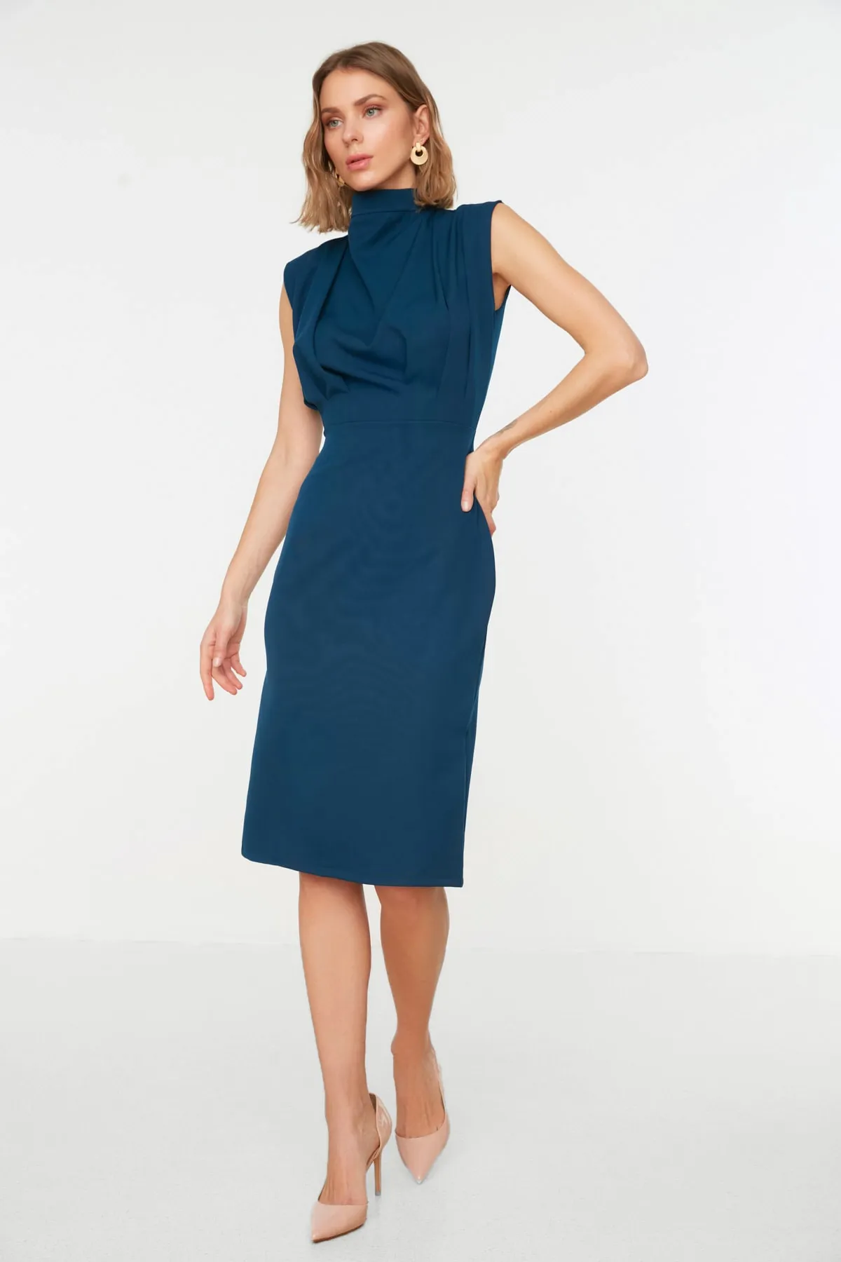 Trendyol Collection  Petrolblaues, figurbetontes Webkleid mit Stehkragen TWOAW20EL0311