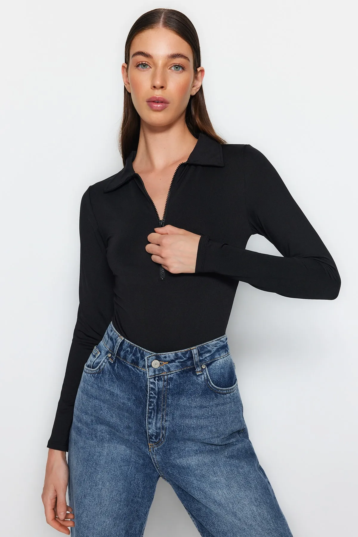 Trendyol Collection  Schwarzer Stretch-Strickbody mit Reißverschlusskragen, Druckknopfverschluss TWOAW24BD00005