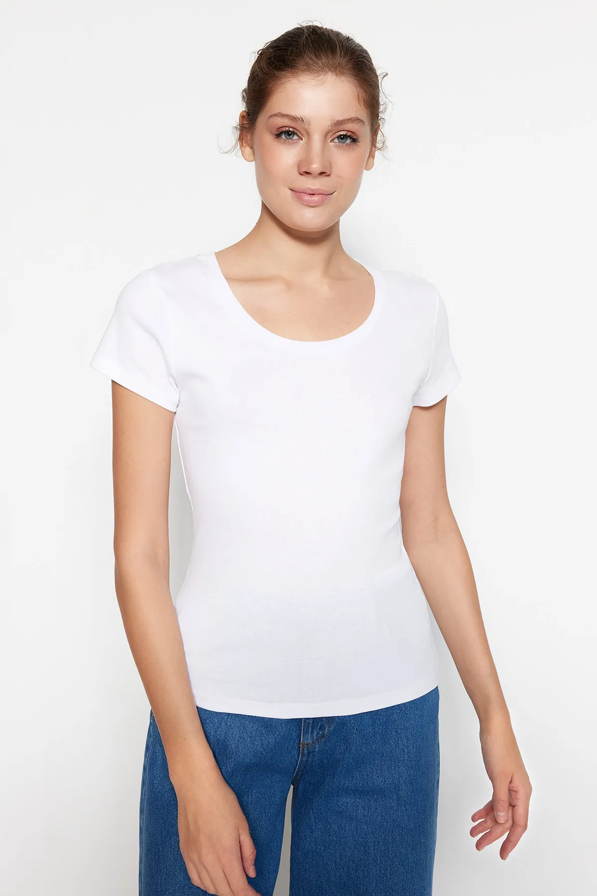 Trendyol Collection  Weißes, figurbetontes Basic-Strick-T-Shirt mit Poolausschnitt aus 100 % Baumwolle TWOSS23TS00096