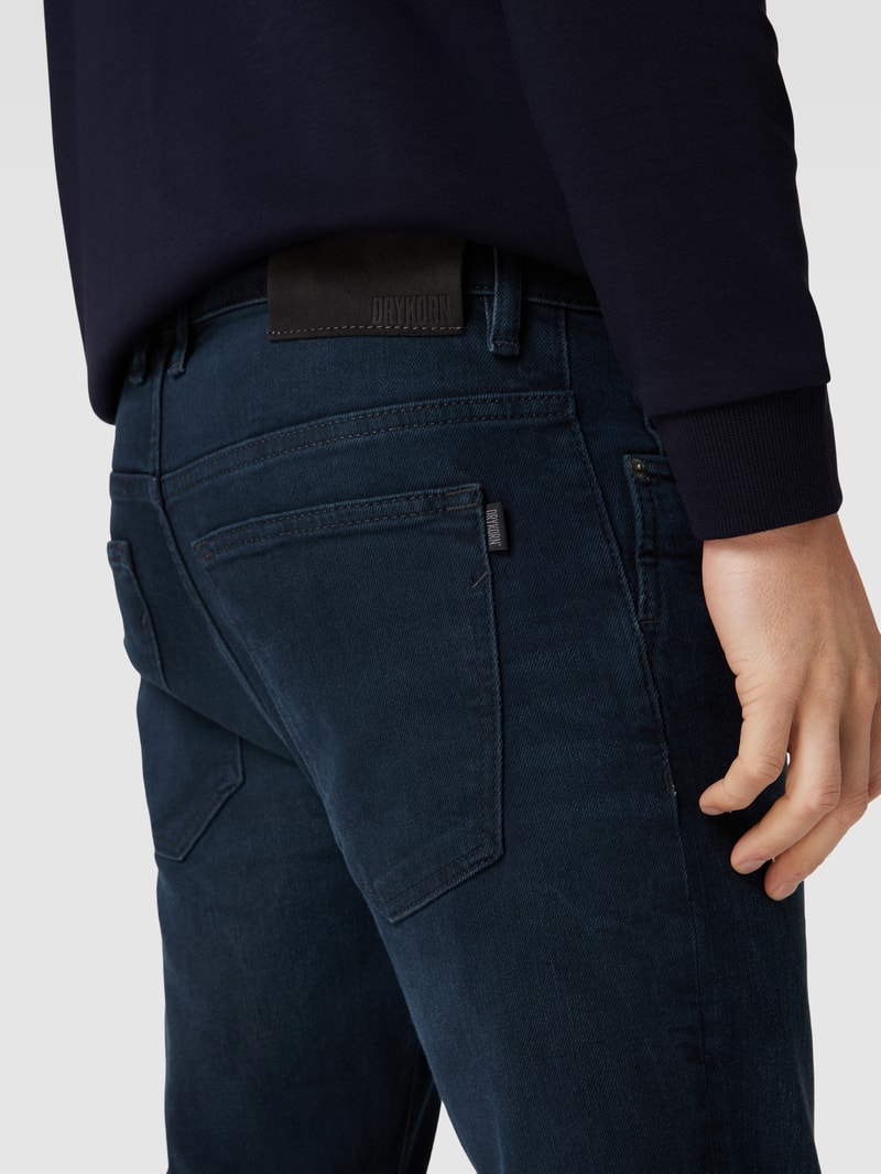 Jeans mit Label-Patch Modell 'WEST' in dunkelblau