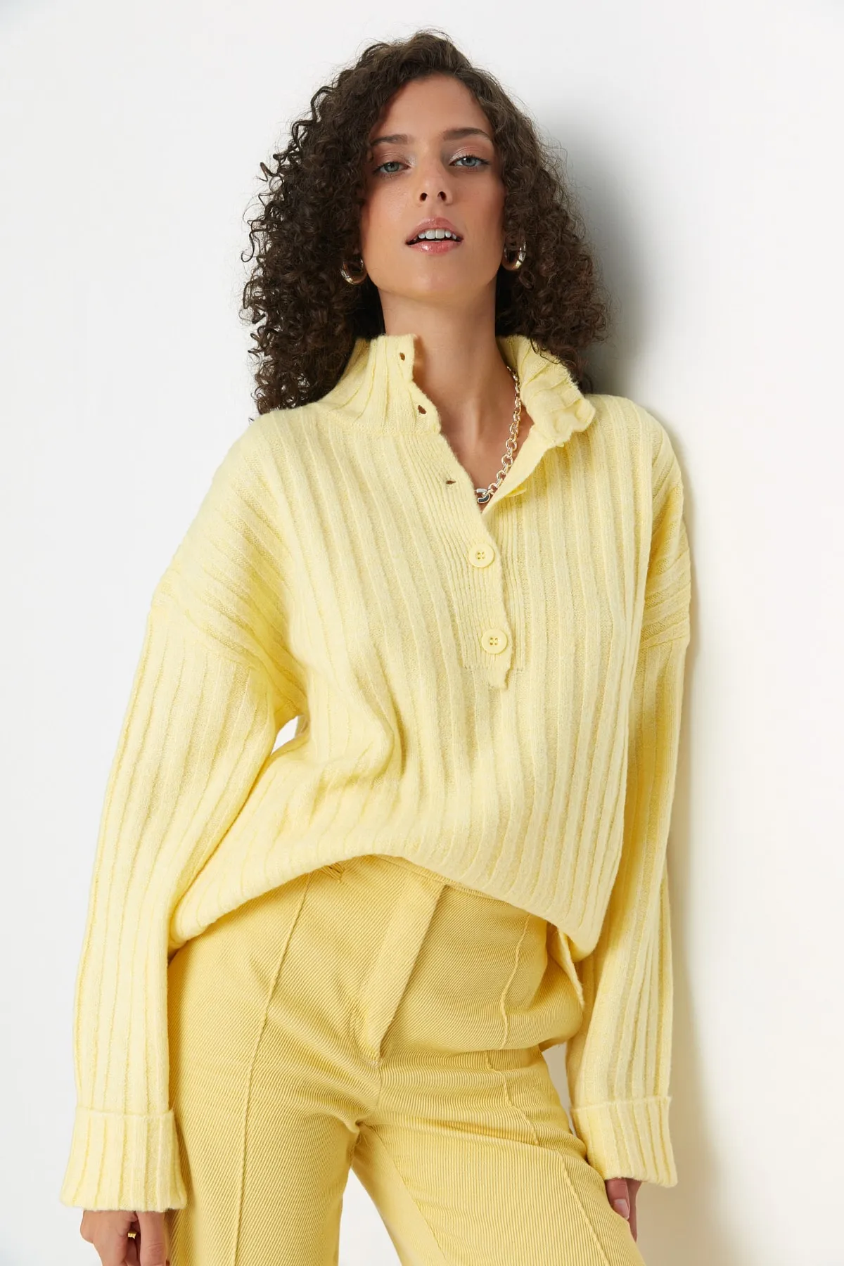 Trendyol Collection  Gelber, weich strukturierter Strickpullover mit Stehkragen und weiter Passform TWOAW21KZ0783