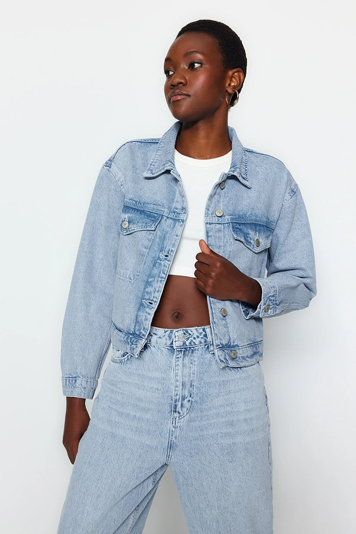Trendyol Collection  Hellblaue Trucker-Jeansjacke TWOAW24CE00010