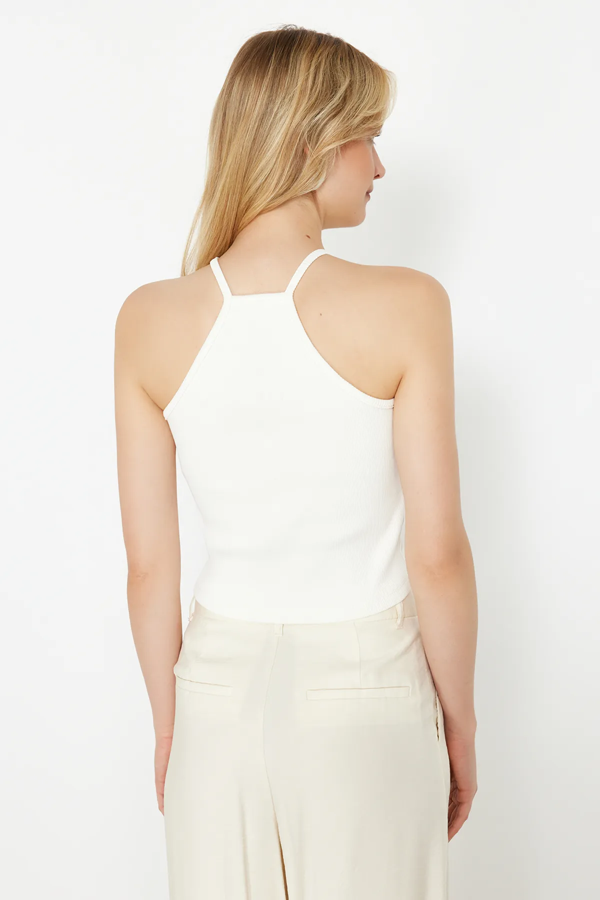 Trendyol Collection  Ecrufarbene, figurbetonte, kurze Bluse aus geripptem Stretch-Strick mit Steindetail TWOSS23BZ00568