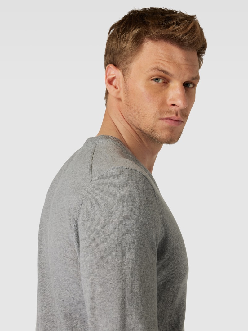 Strickpullover aus Lammwoll-Mix mit V-Ausschnitt in mittelgrau meliert
