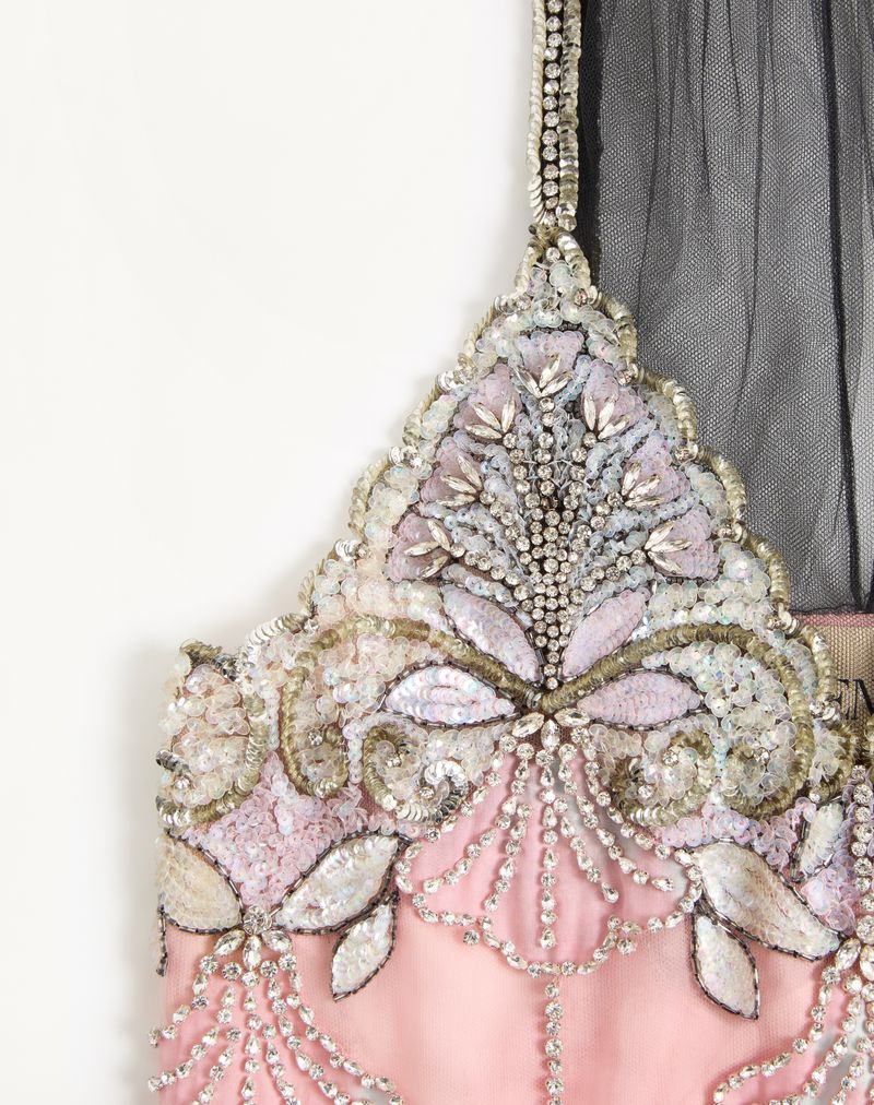 Vestido longo de tule com bordado ilusão