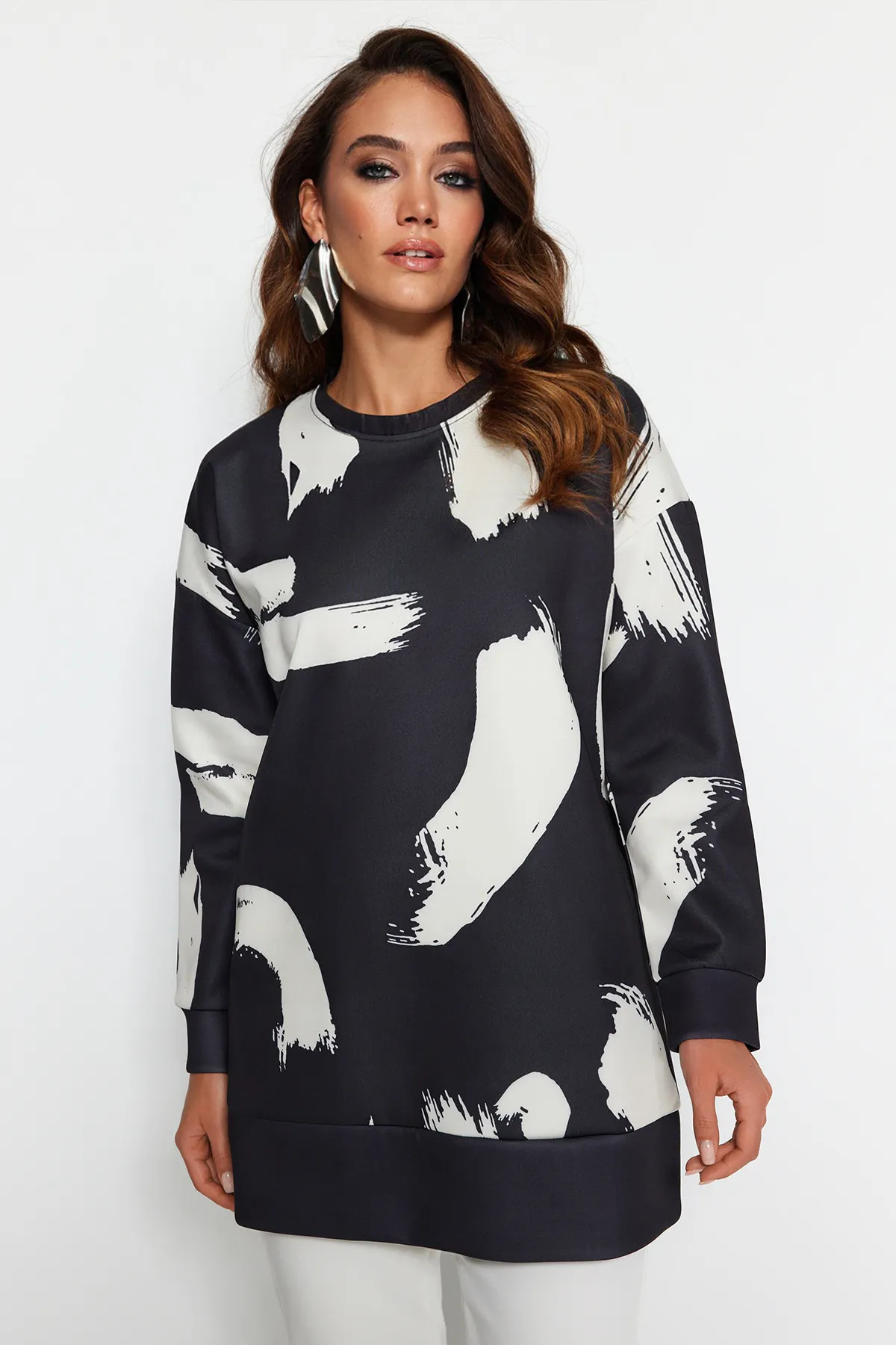 Trendyol Modest  Schwarz gemustertes Scuba-Strick-Sweatshirt mit Rundhalsausschnitt TCTAW23TW00049