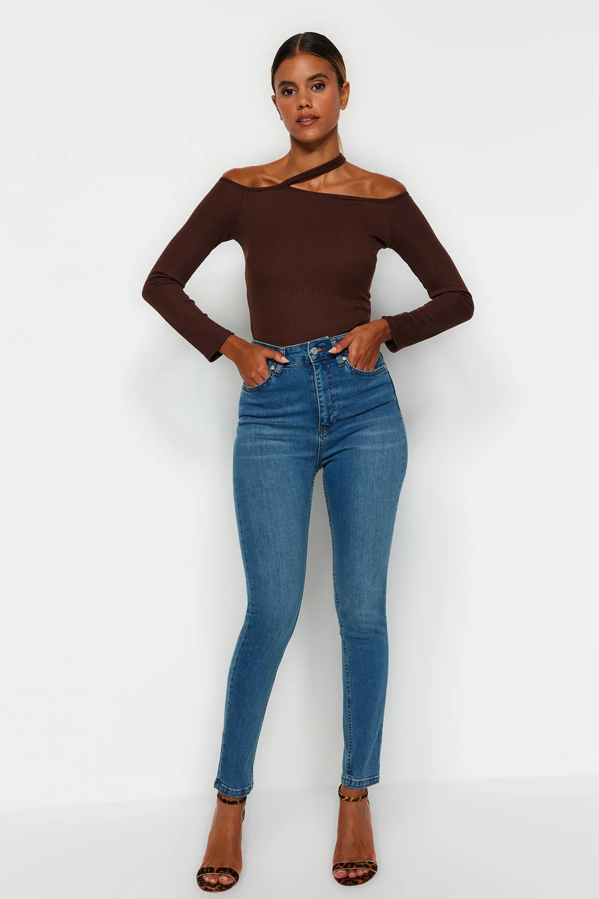 Trendyol Collection  Blaue Skinny Jeans mit hoher Taille TWOAW21JE0517