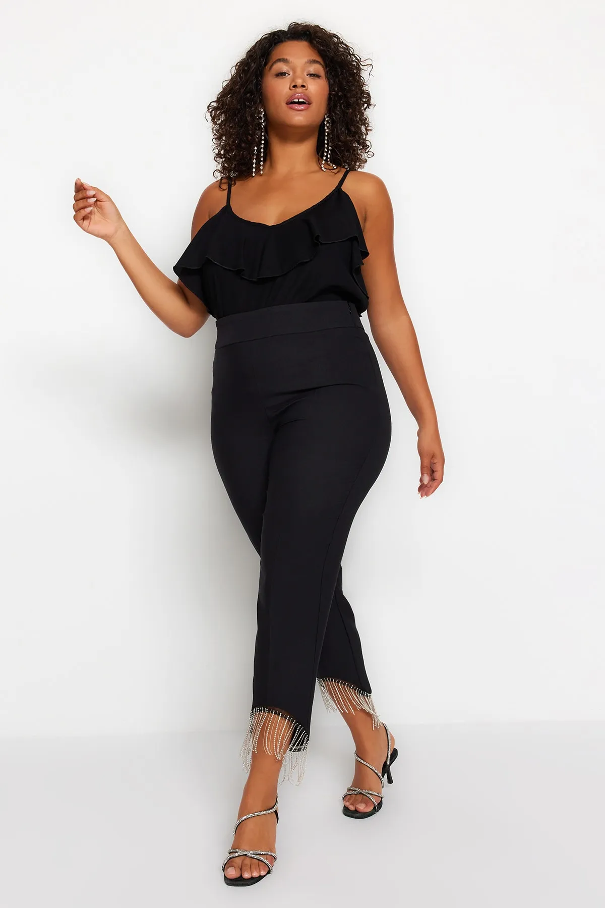 Trendyol Curve  Schwarze gewebte Hose mit Steindetail am Bein TBBSS23AR00041