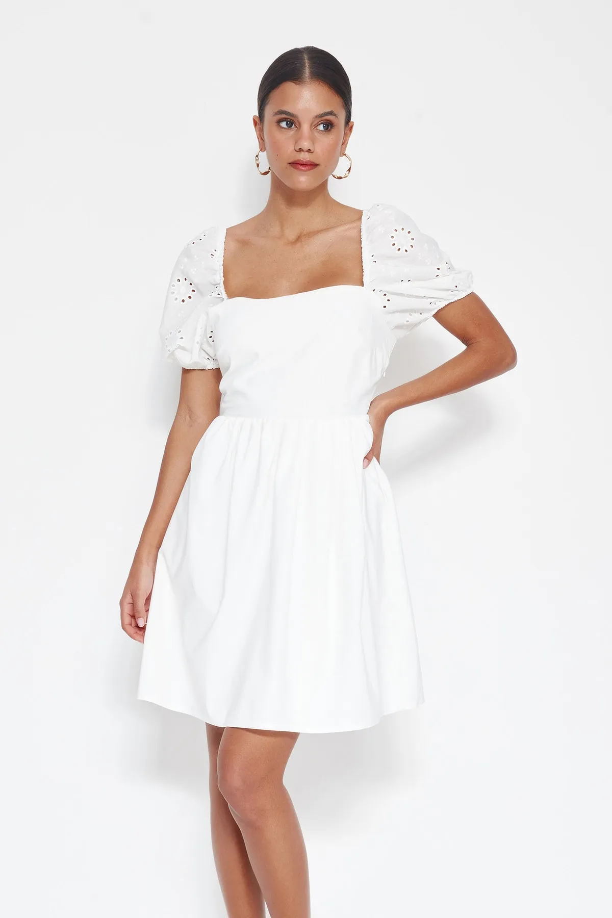 Trendyol Collection  Weißes Kleid mit Taillenöffnung/Skater-Mini, gewebte Baumwolle, gefütterte Rückseite, detaillierte Stickerei