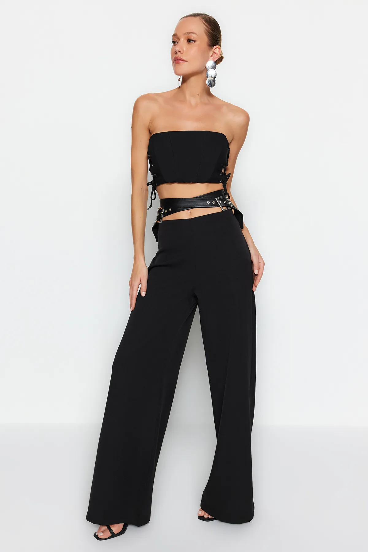 Trendyol Collection  Schwarze Hose mit weitem Bein aus Kunstleder und Gürteldetail TPRAW24PL00006