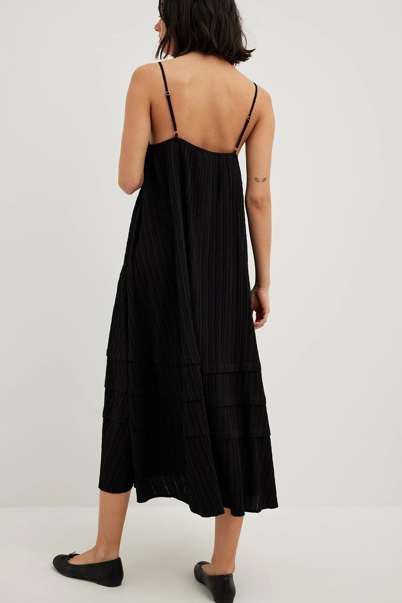 Strukturiertes fließendes Midikleid
