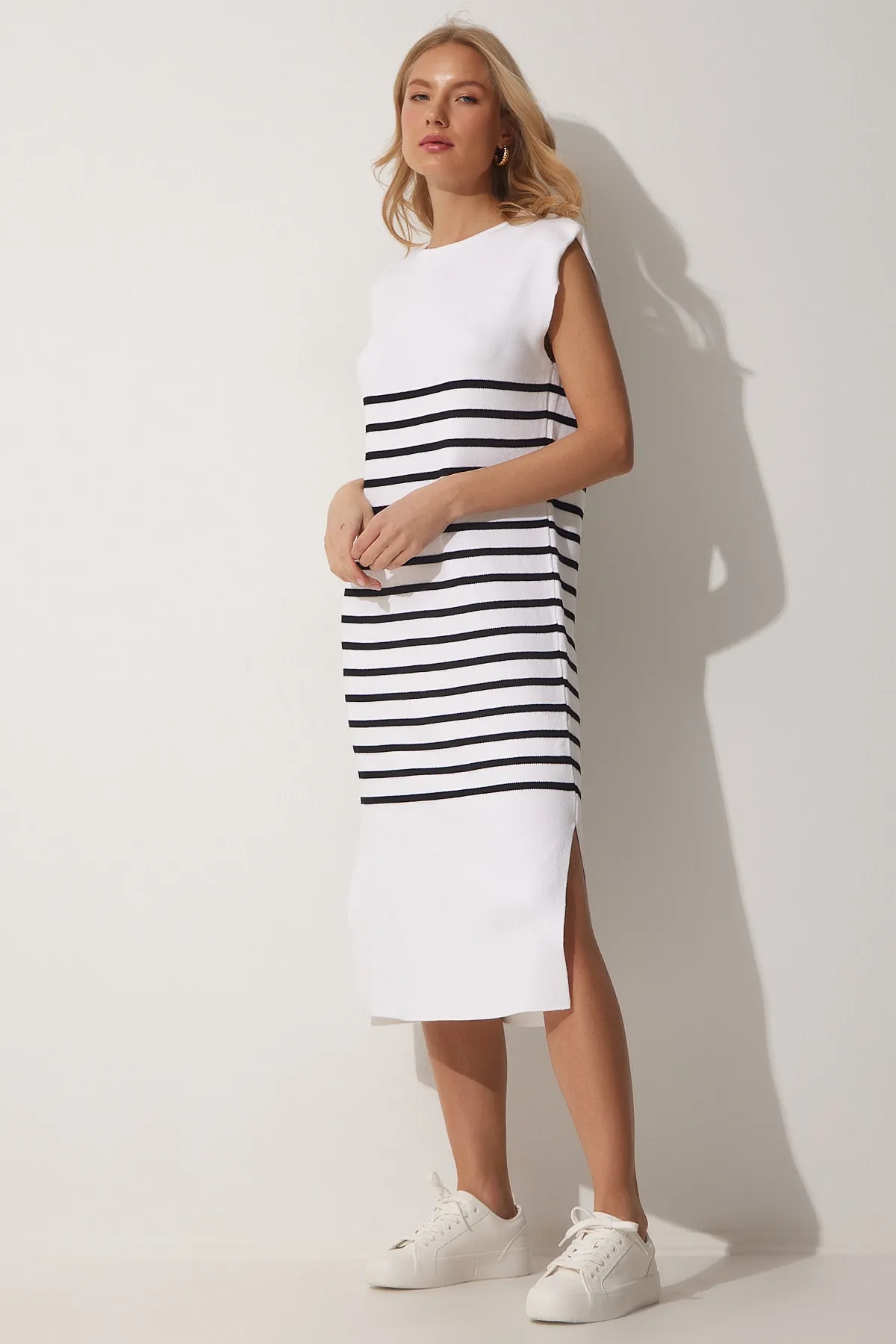 Happiness İstanbul  Schwarz-weiß gestreiftes Sommer-Strickkleid für Damen NS00374