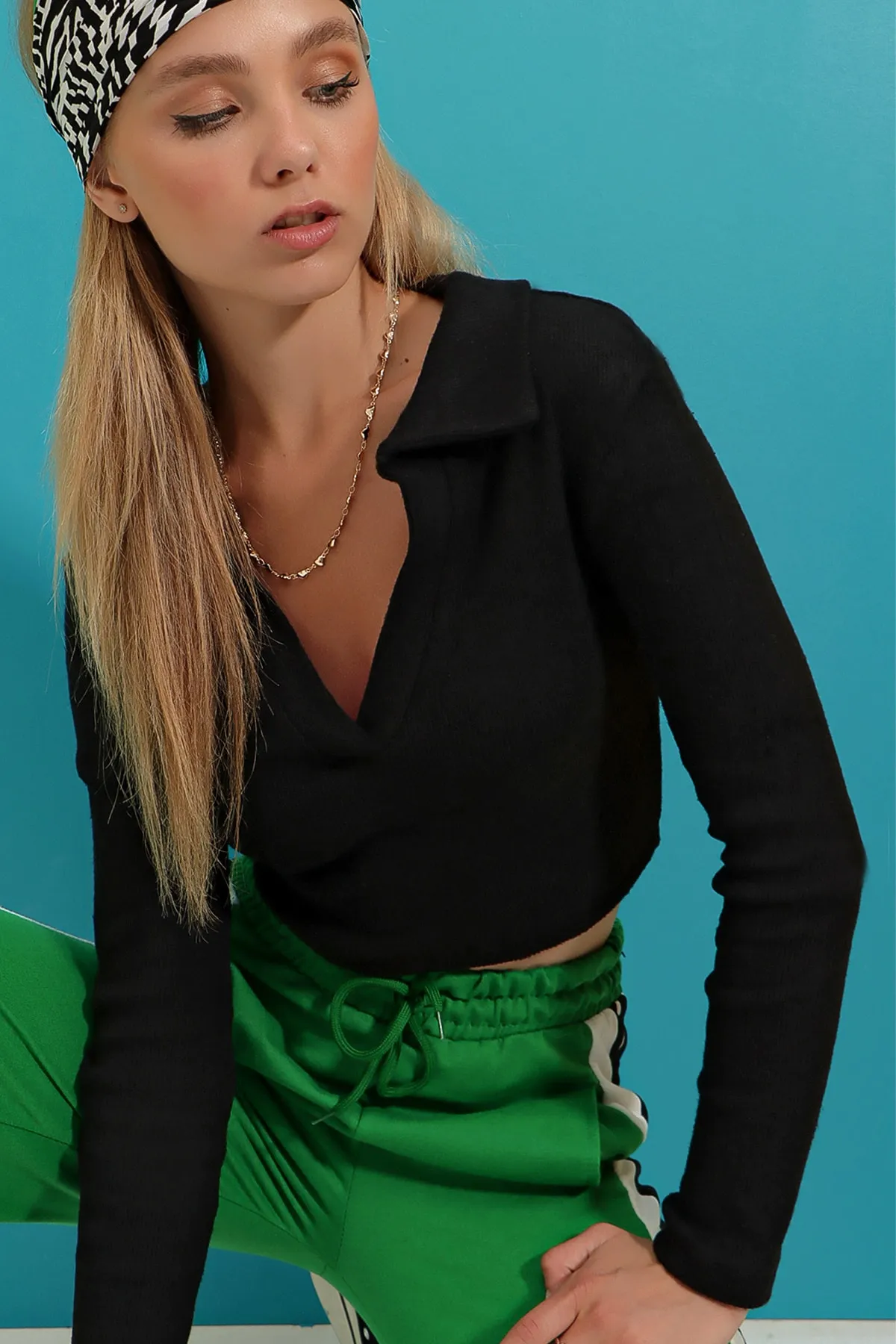 Trend Alaçatı Stili  Schwarze gerippte, weich strukturierte Kurzbluse mit Polokragen für Damen ALC-X7322