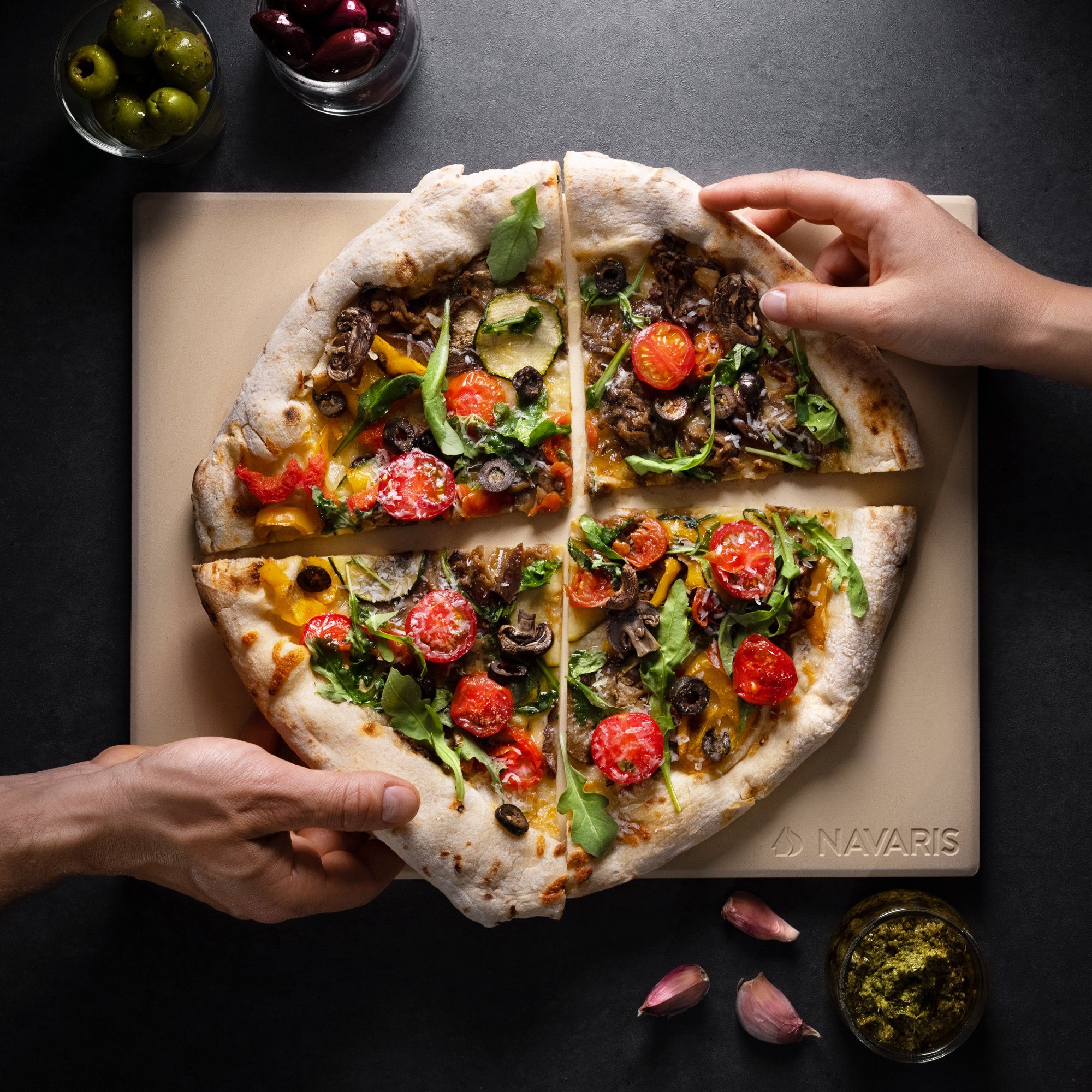 Navaris Pizzastein Pizzastein für Backofen Grill - 38x30cm - mit Zubehör und Rezeptbuch, Korderit-Keramik