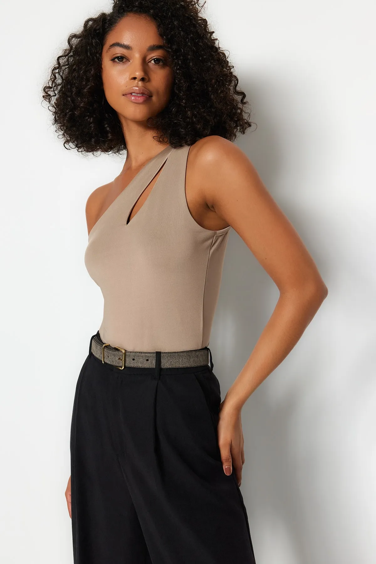 Trendyol Collection  Nerzfarbener, asymmetrischer Kragen, Cut-Outs, Stretch-Strickbody mit Druckknöpfen TWOSS23BD00014
