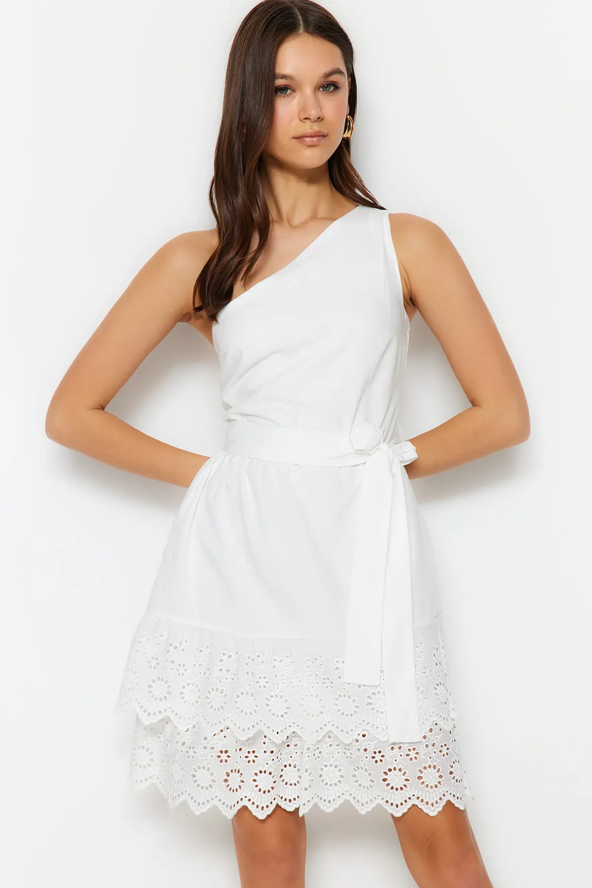 Trendyol Collection  Ecru-Taillenöffnung, Stickerei, detailliertes One-Shoulder-Minikleid aus Webstoff TWOSS23EL00004