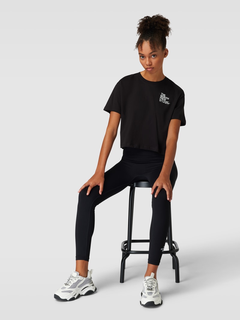 Cropped T-Shirt mit überschnittenen Schultern in schwarz
