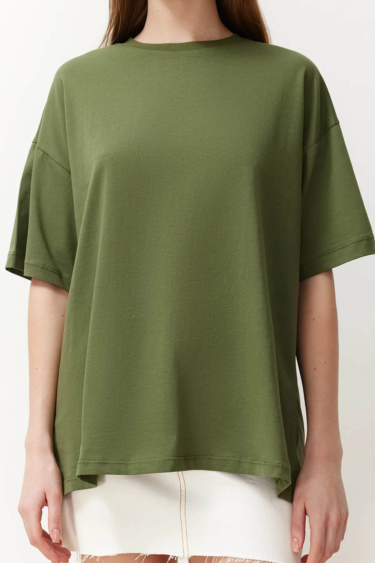 Trendyol Collection  Khakifarbenes T-Shirt mit Rundhalsausschnitt, 100 % Baumwolle, weite Passform - TWOSS20TS0134