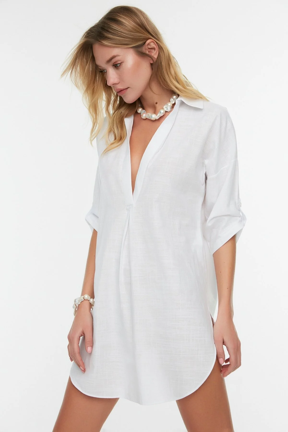 Trendyol Collection  Weißes Mini-Strandkleid aus 100 % gewebter Baumwolle TBESS21EL3979