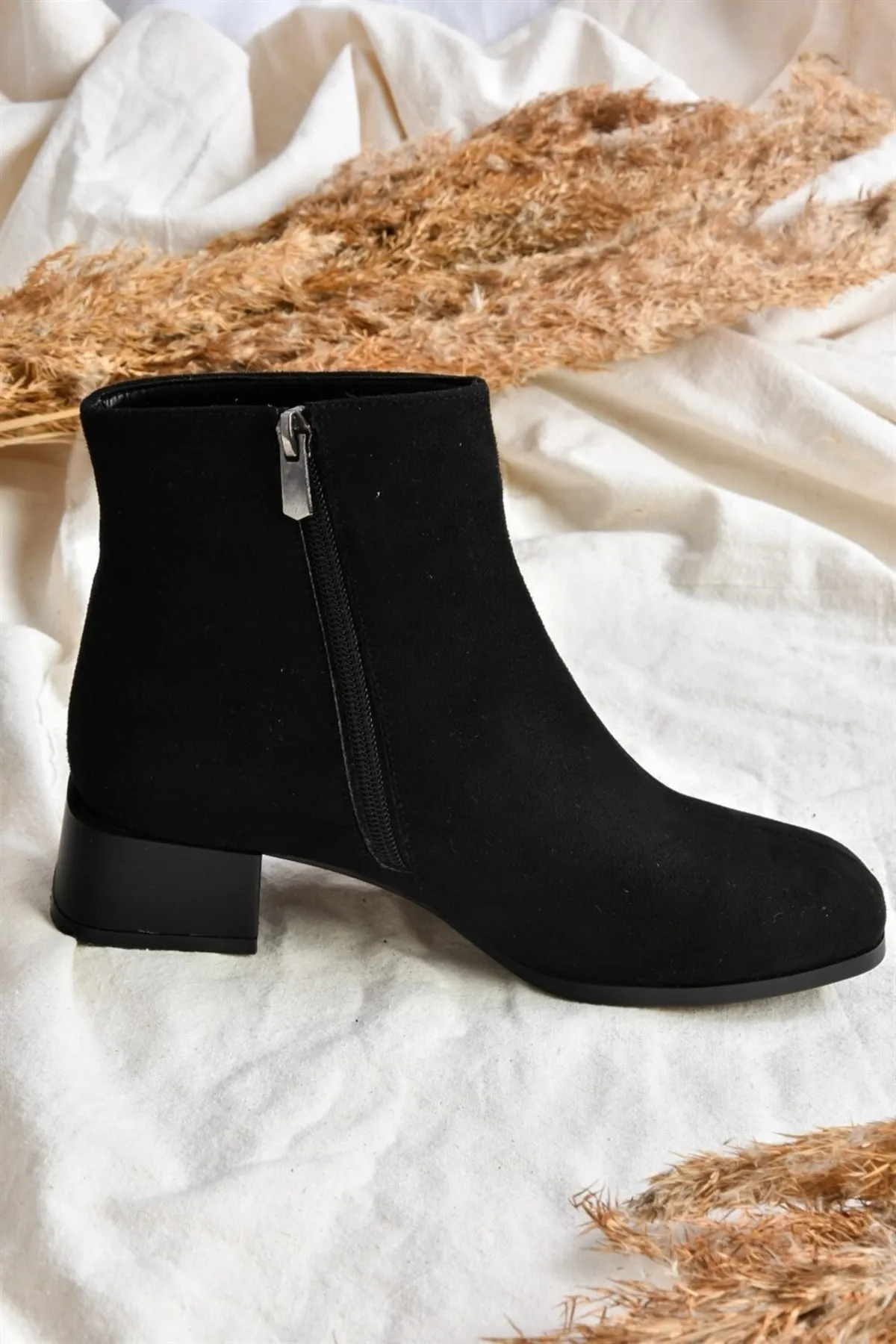 Fox Shoes  Schwarz/schwarze Wildleder-Damenstiefel mit kurzem Absatz L518090302