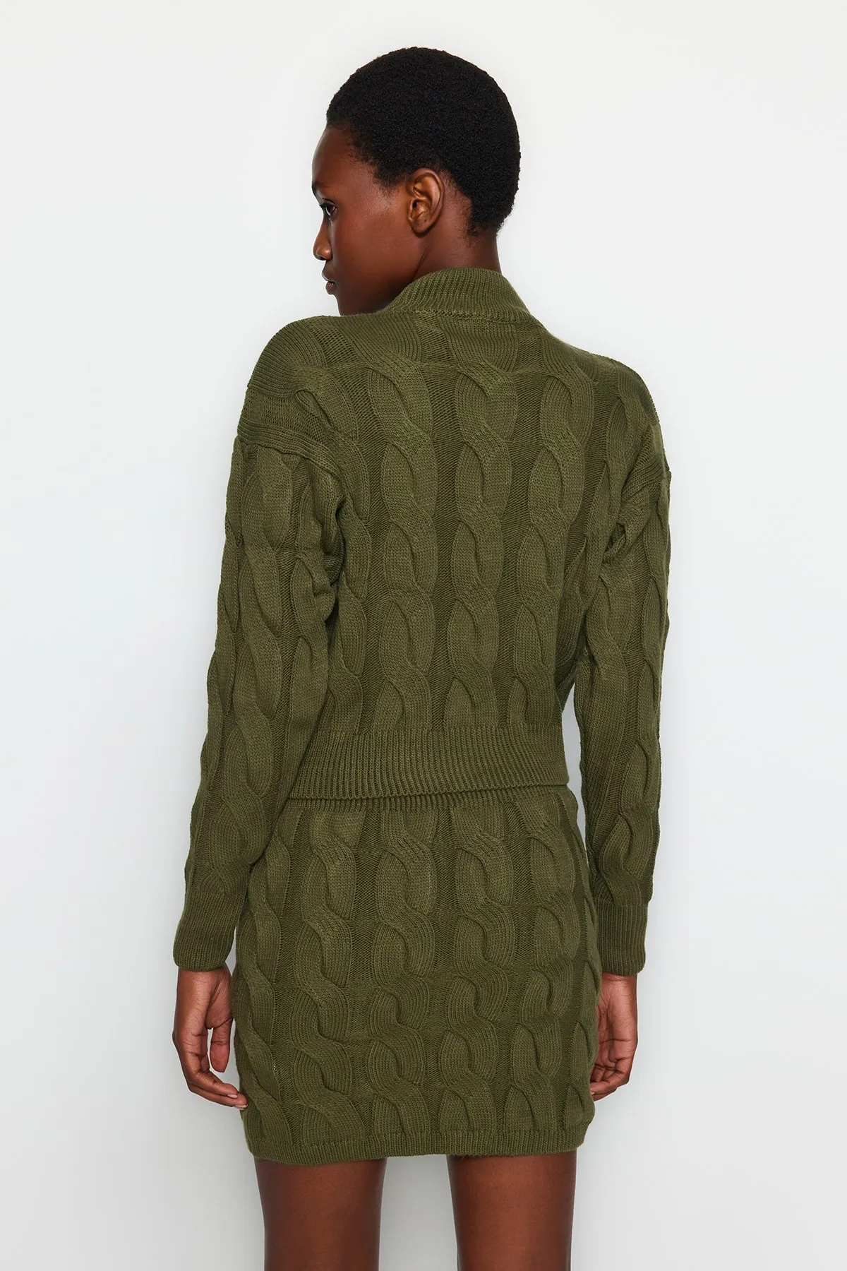 Trendyol Collection  Khakifarbenes, kurzes Strickoberteil und -unterteil im Stehkragen-Set TWOAW24AU00049