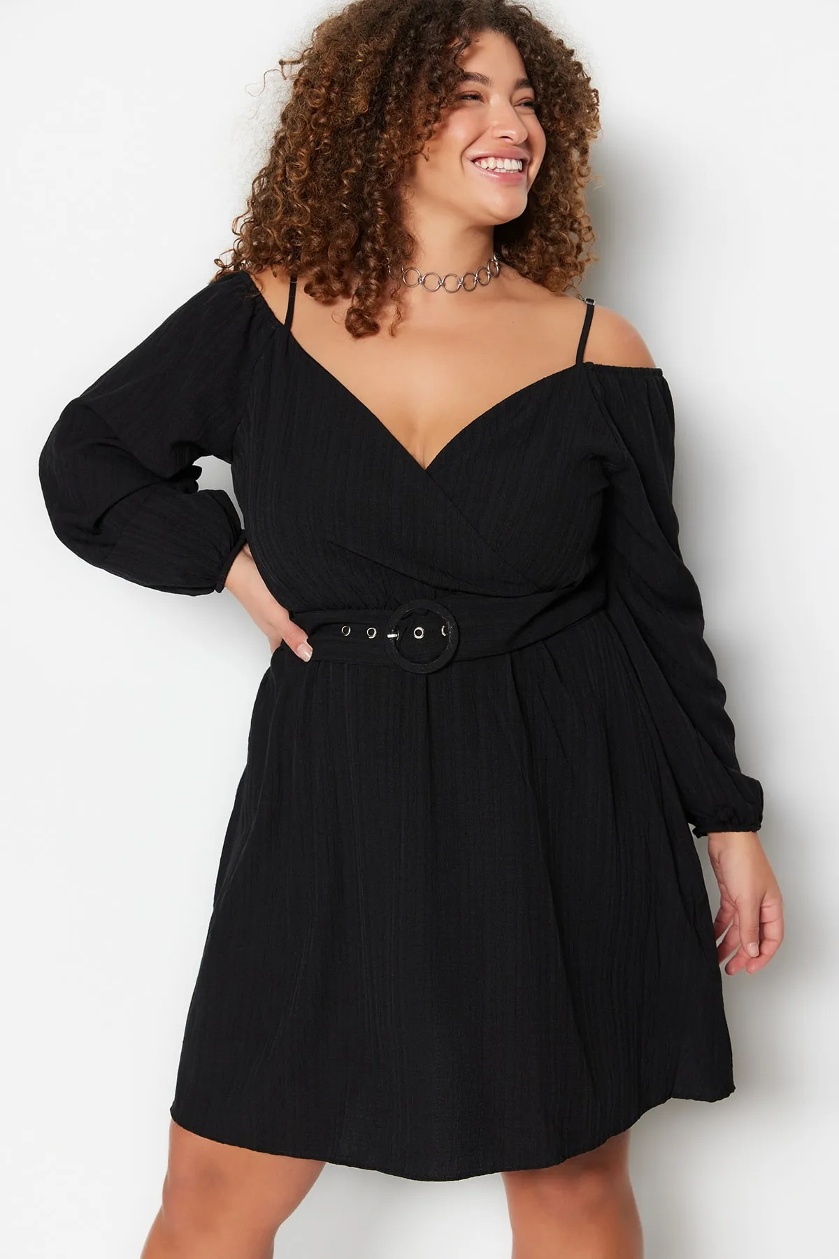 Trendyol Curve  Schwarzes gewebtes Kleid mit zweireihigem Kragen und Gürtel TBBSS23AH00206