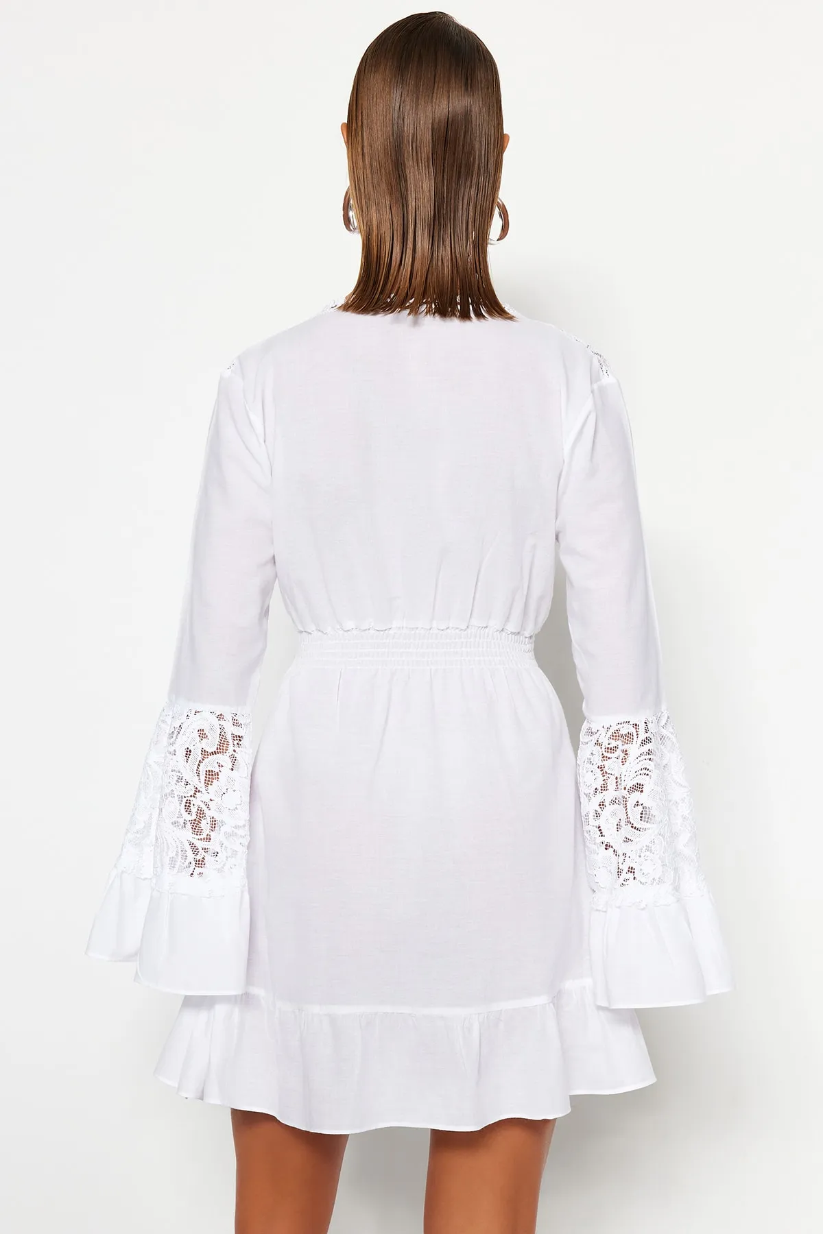 Trendyol Collection  Weißes Mini-Strandkleid aus gewebter Spitze aus 100 % Baumwolle TBESS23EL00048