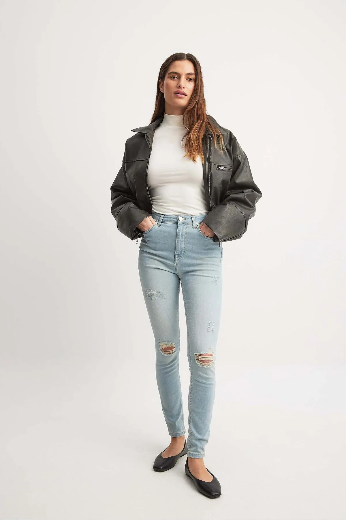 NA-KD  Skinny Jeans mit Destroyed-Effekt und hoher Taille aus Bio-Baumwolle