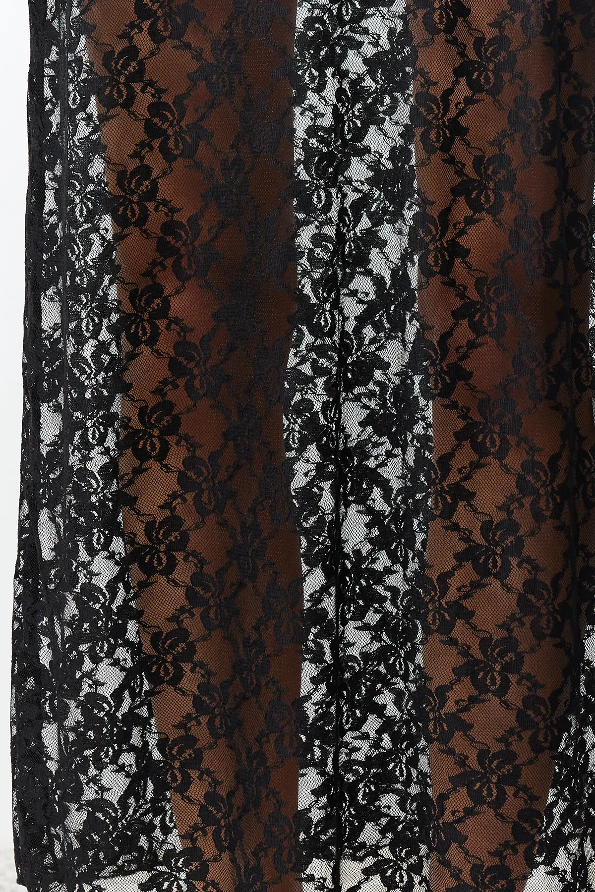 Trendyol Collection  Schwarzes, figurbetontes, flexibles Maxi-Bleistiftkleid aus Strick mit Spitzenträgern TWOSS24EL00574