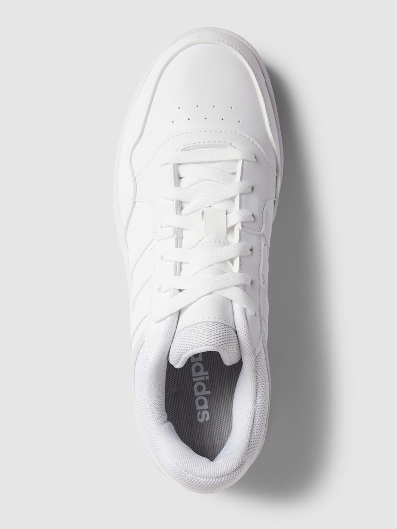 Sneaker in unifarbenem Design mit Label-Detail in weiß