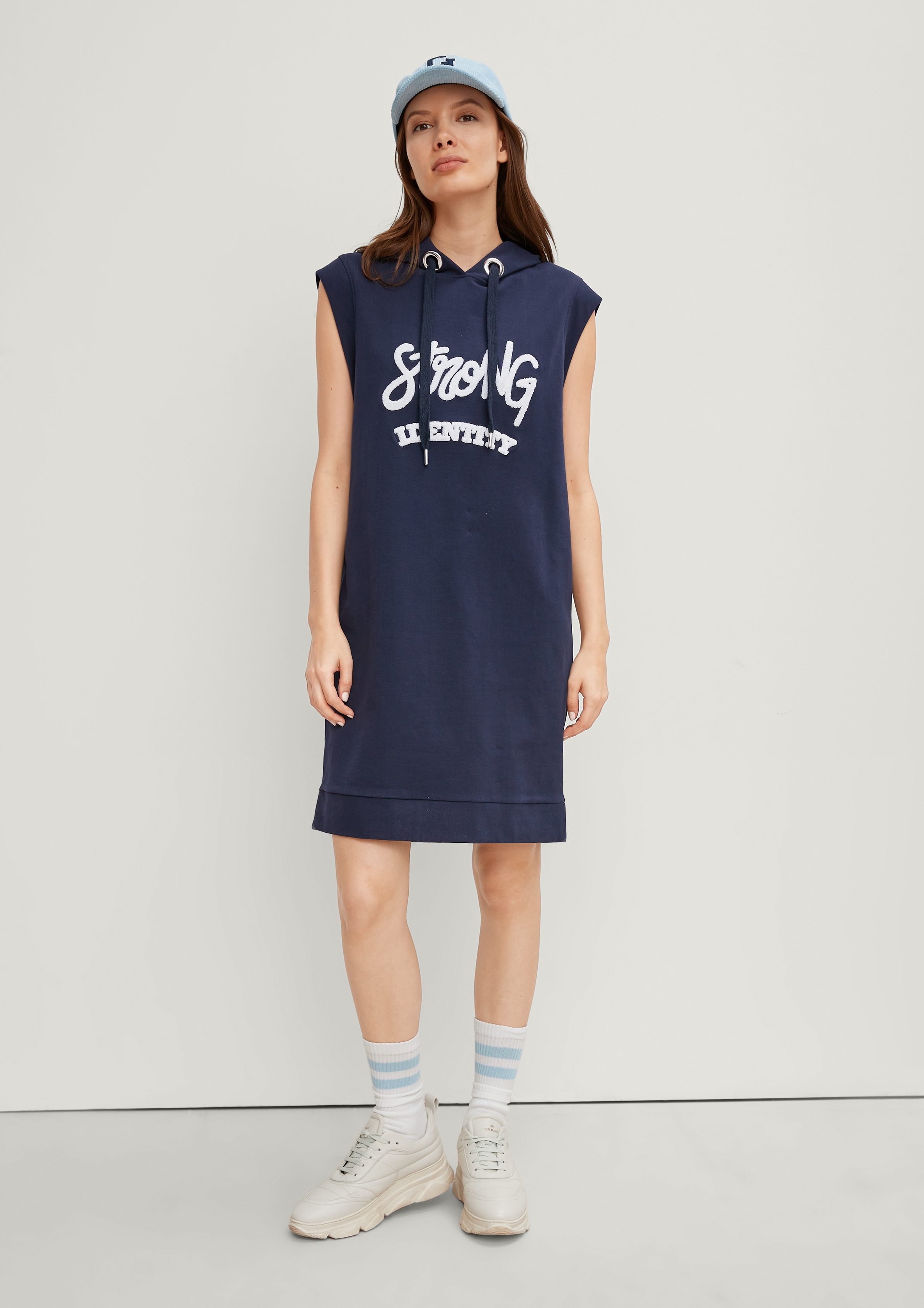 comma casual identity Minikleid Sweatkleid mit gesticktem Schriftzug Stickerei