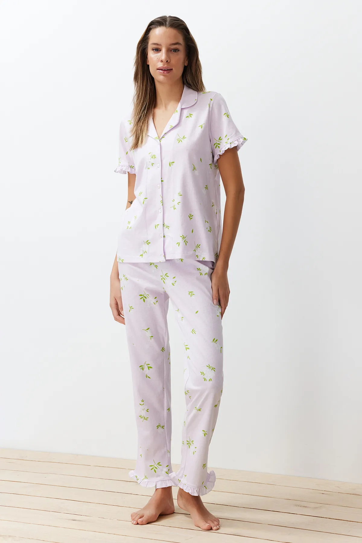 Trendyol Collection  Rosa-Mehrfarbiges, gestricktes Pyjama-Set aus 100 % Baumwolle mit Blumenrüschen und Details THMSS24PT00227
