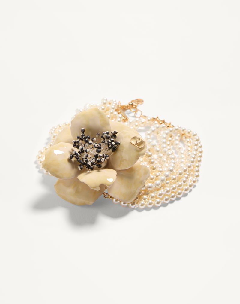 Colar Fleur Lumineuse em metal, esmalte, pérolas e tecido.