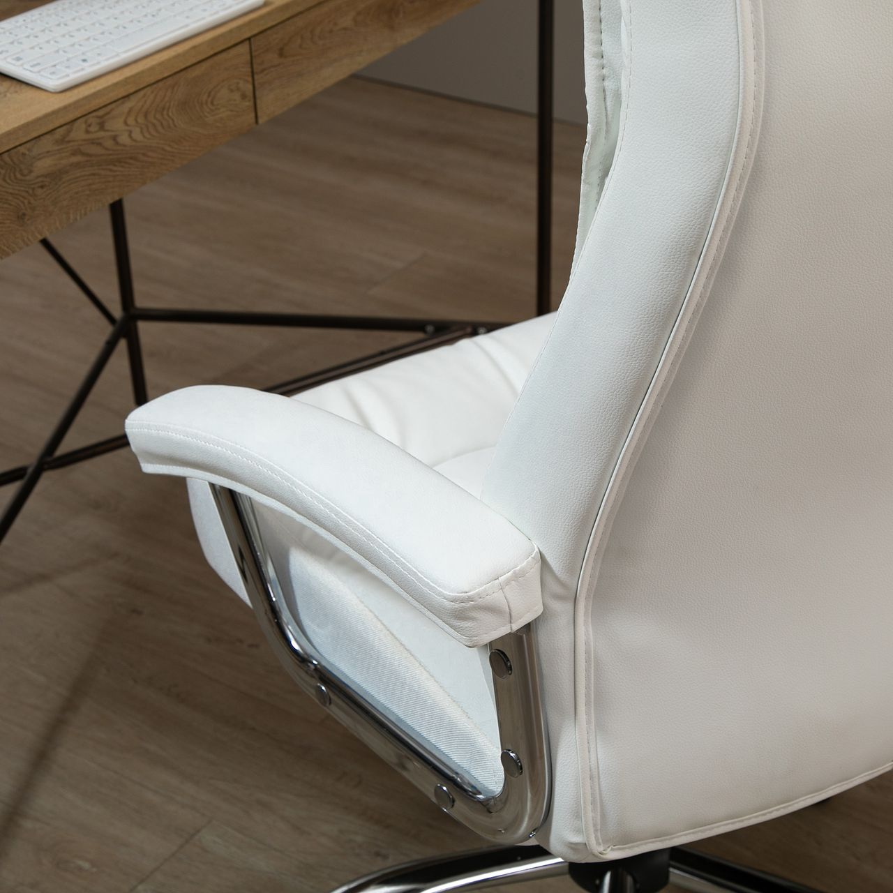 HOMCOM Chefsessel Bürostuhl Schreibtischstuhl Drehstuhl ergonomisch mit Wippenfunktion höhenverstellbar Rautenmuster modern elegant luxuriös PU-Leder Metall Schaumstoff Weiß 66x69x121 cm