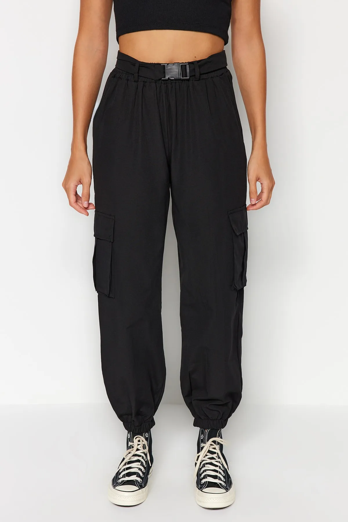 Trendyol Collection  Schwarze gewebte Hose mit Cargotaschen TWOAW24PL00293